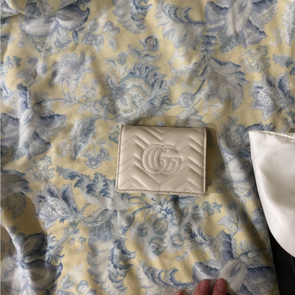 Gucci Beige Quilted Women's Wallet - Picture 2 of 5